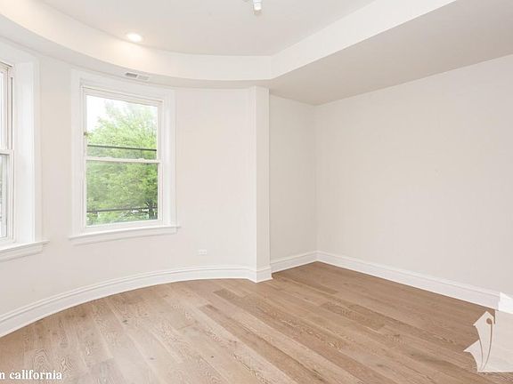 3rd image of 2543 N California Ave #1728