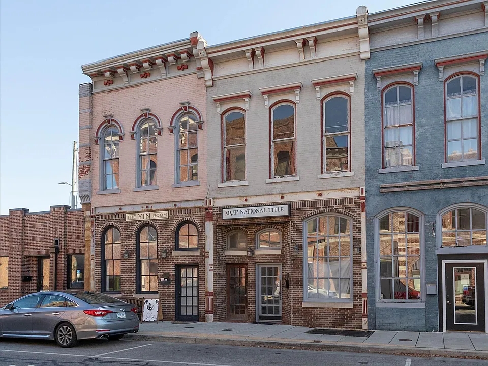 71 1/2 E Jefferson St
