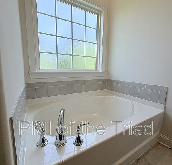 2974 York Place Dr — Photo 10