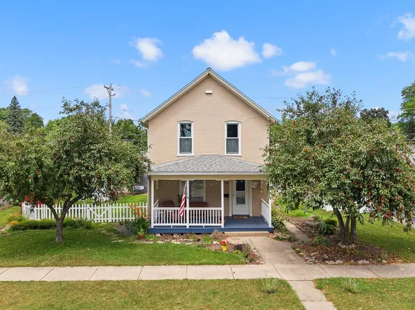 709 W Edgewater St, Portage, WI 53901