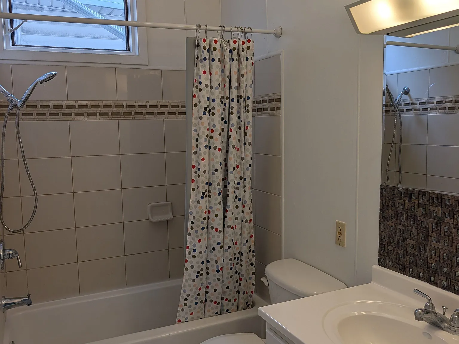 2 bed, 1.0 bath, 800 sqft, $1,250 — Photo 2