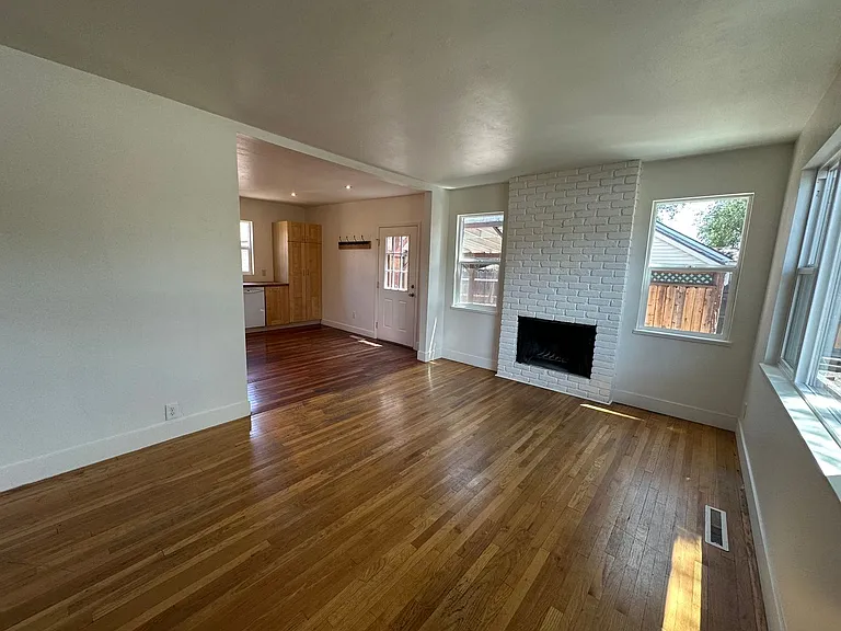 982 Vine St — Photo 4