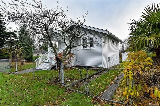Charming West Seattle 1 Bedroom Home with Office and Large Fenced Yard — Photo 4
