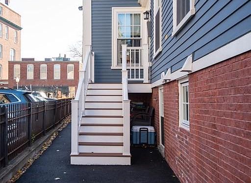4th image of 10-12 Lynde St #4