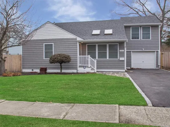 11 Pratt St, West Babylon, NY 11704