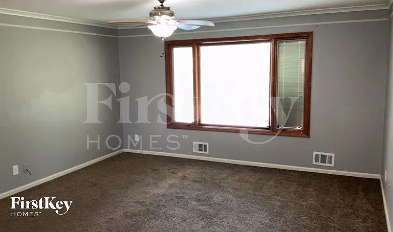 509 SW Victor Dr — Photo 2