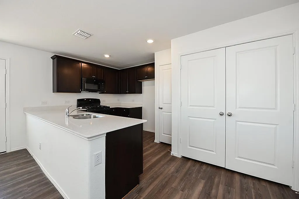 3 bed, 1261 sqft, $2,100 — Photo 4