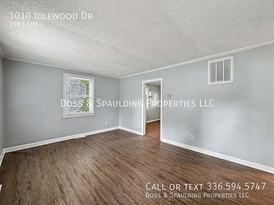 Freshly Painted Home Near Battleground & Wendover — Photo 4