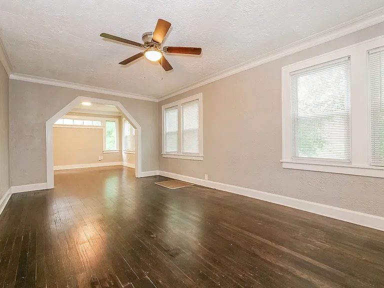 599475_017_living_room_13005151.jpg