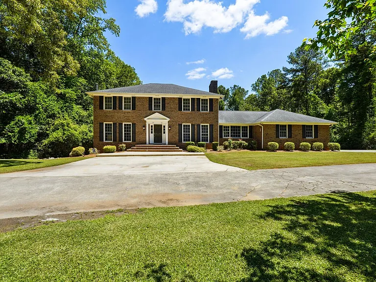 Frontyard with main entrance.