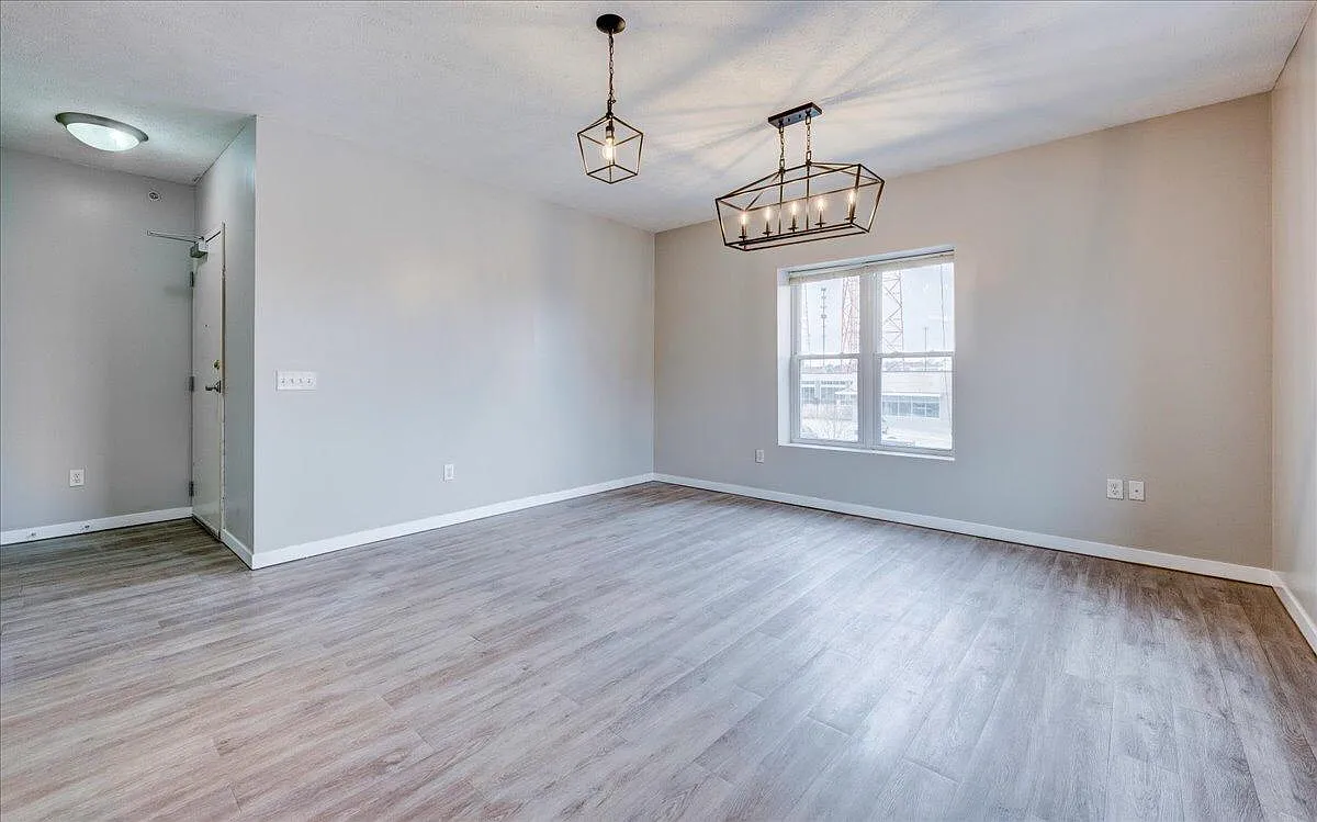 204 Paxton Ct — Photo 3