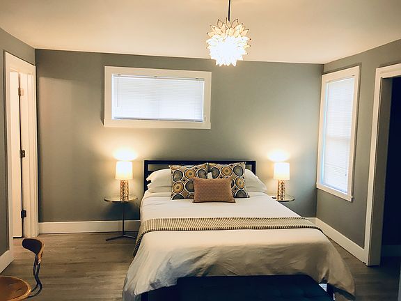 Main bedroom w/en suite bath