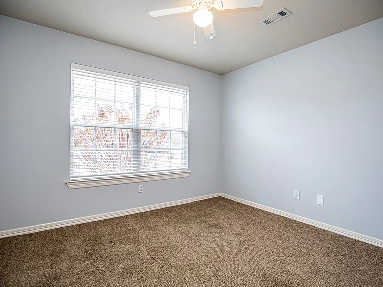 518 Topaz St — Photo 10