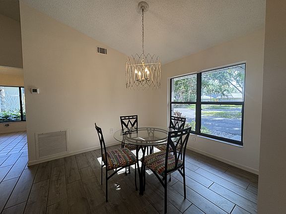 4th image of 263 Southampton Dr