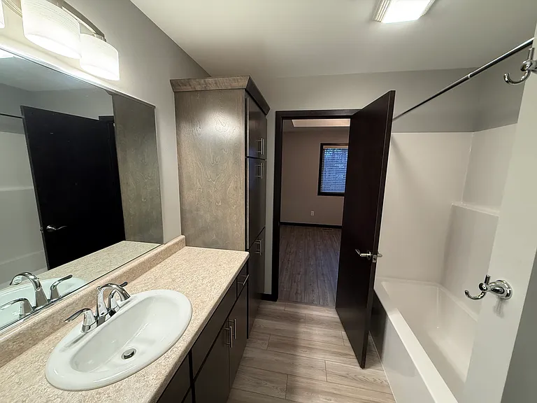 Primary bathroom en-suite