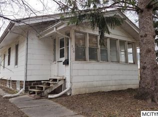 820 Elm Dr, Mason City, IA 50401