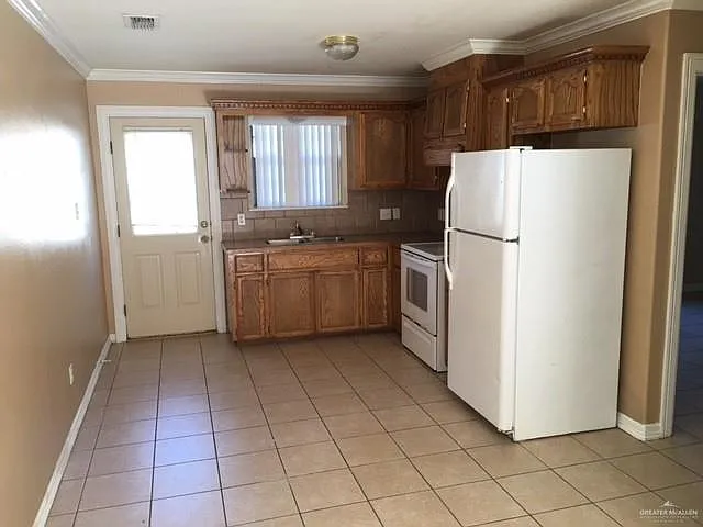 1300 E Quail St — Photo 3