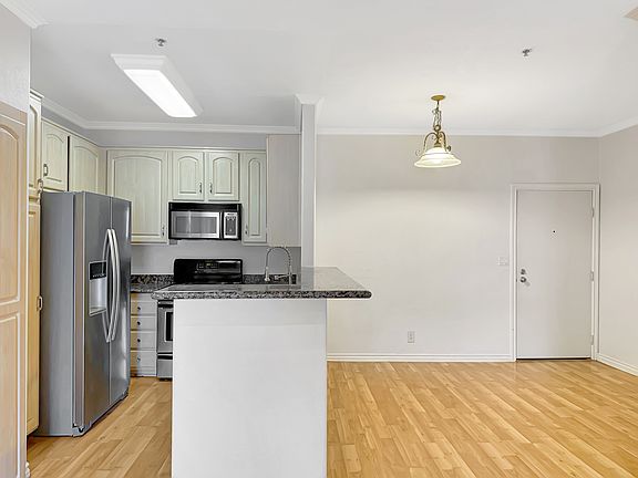 4th image of 300 N El Molino Ave Unit 308