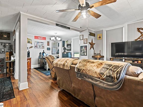 3rd image of 103 Davis St