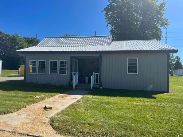 312 N Franklin St, Mentone, IN 46539