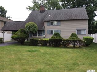 82 Twin Ln N, Wantagh, NY 11793