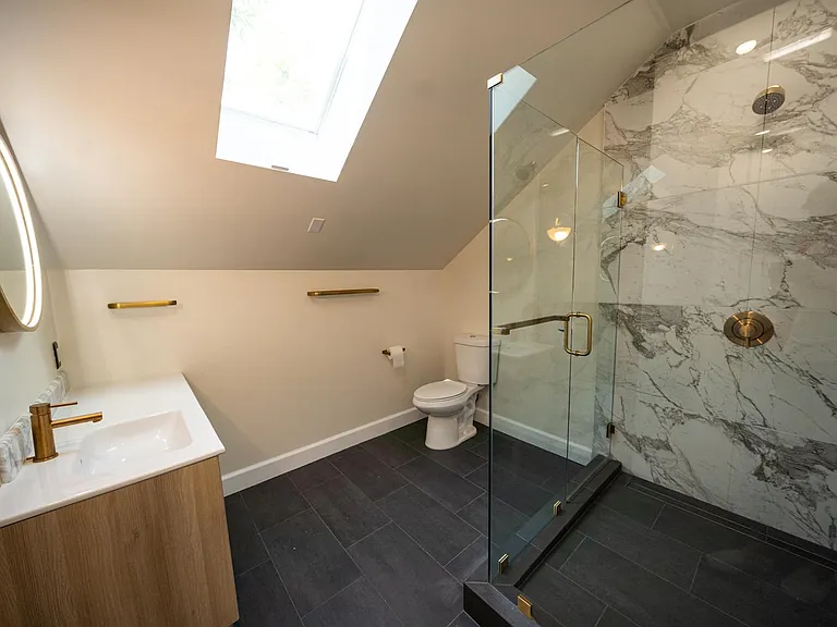 Upstairs hall bath for beds 2-4