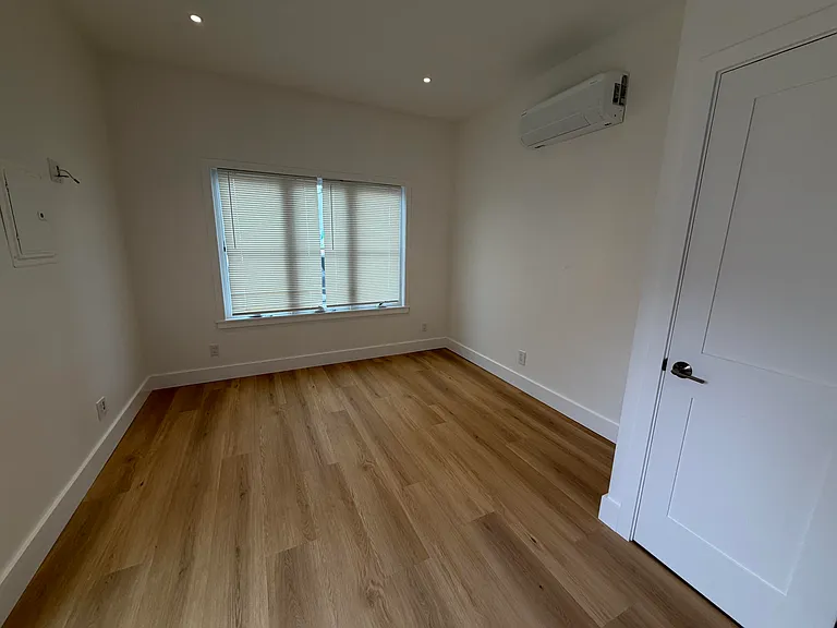 915 E Cota St #STUDIO — Photo 8