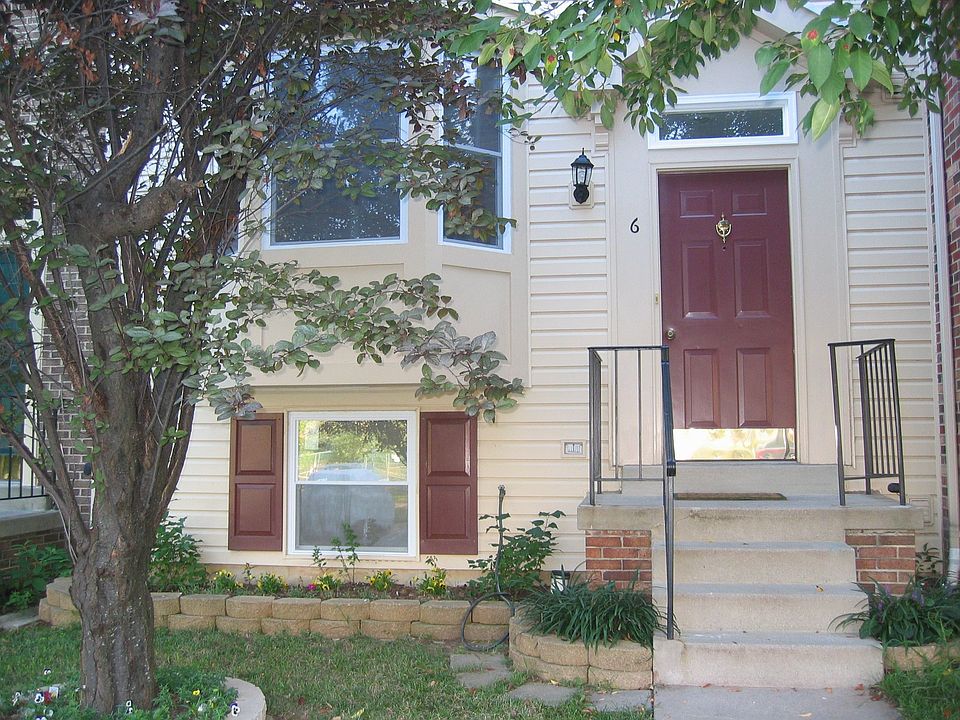 Fenced yard and patio