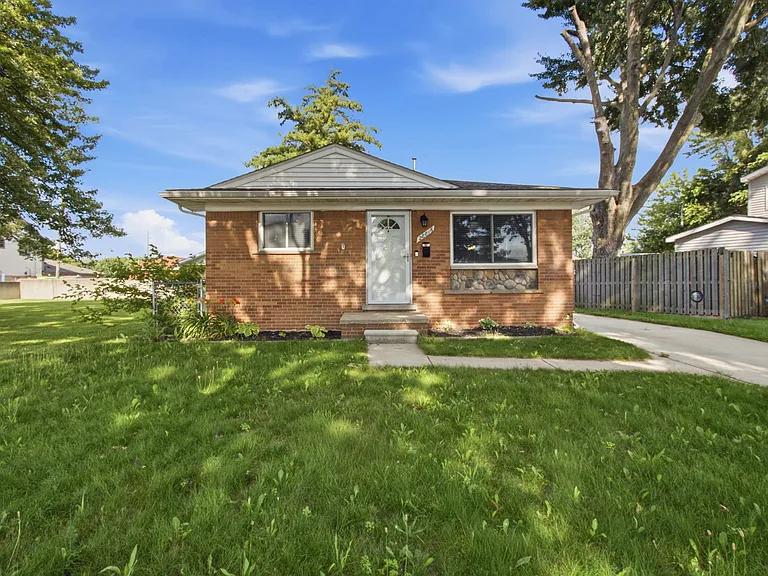28816 Groveland St — Photo 1