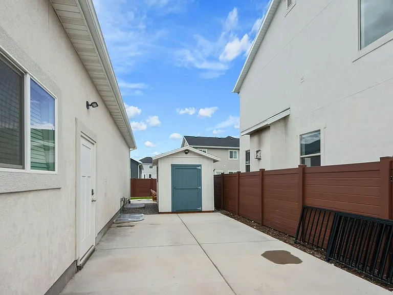 322 N 240 E — Photo 13