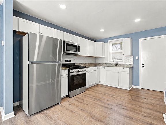 3rd image of 1519 W Oakdale St
