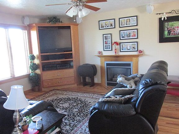 3rd image of 520 Commanche Dr