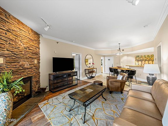 2nd image of 215 Woliss Ln #301