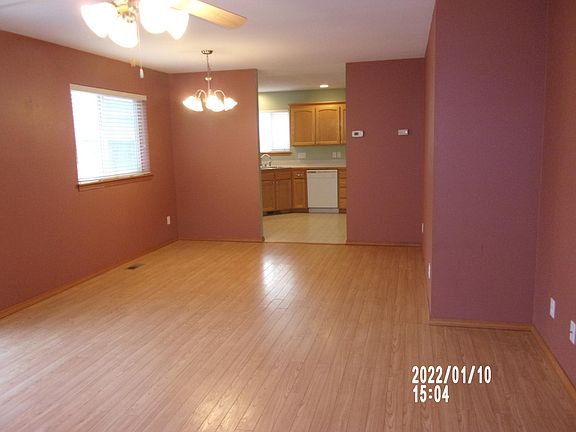 2nd image of 105 NW Cherry Hill Loop