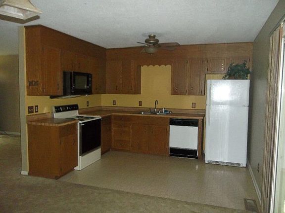 4th image of 83 Hickory Hill Dr