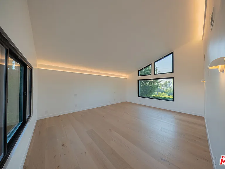 13302 Mulholland Dr — Photo 17