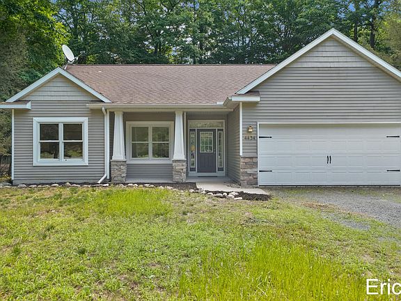 3rd image of 4434 N Pine Ave