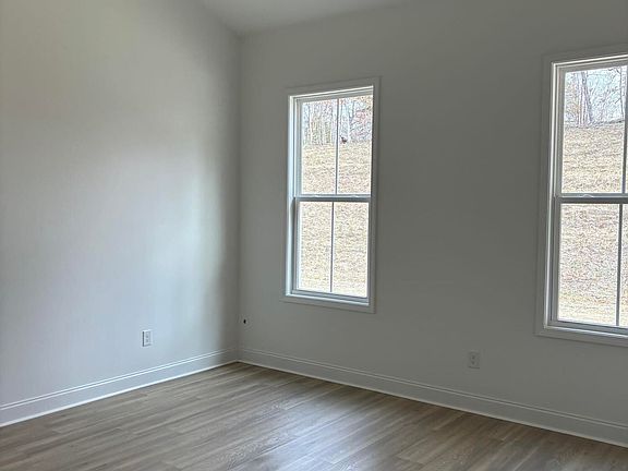 4th image of 209 Clover Cir