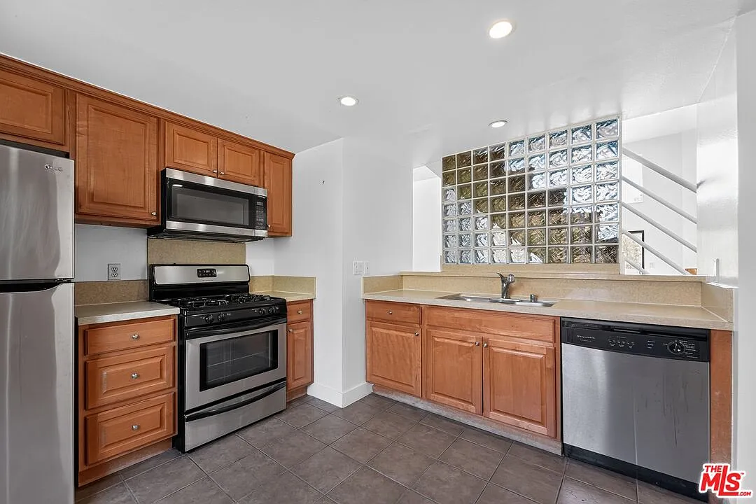 2 bed, 3.0 bath, 1390 sqft, $4,250 — Photo 3