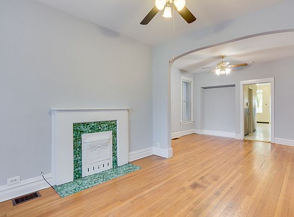4th image of 1221 W Newport Ave