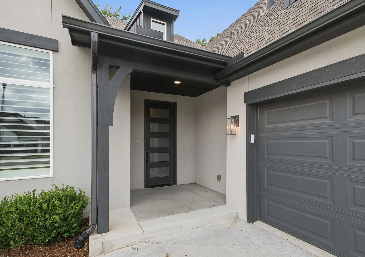 Beautifully new build home available for rent — Photo 1