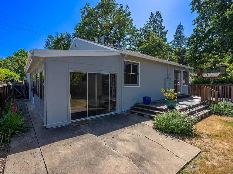 415 Bay Rd — Photo 25