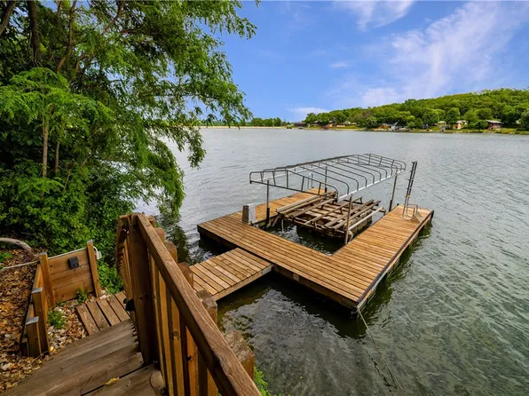 8112 Lakeshore Dr, Dexter, IA 50070
