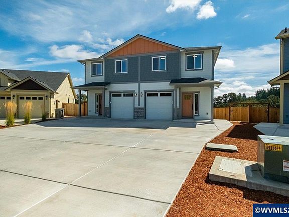 3rd image of 602 NE Kerns Dr