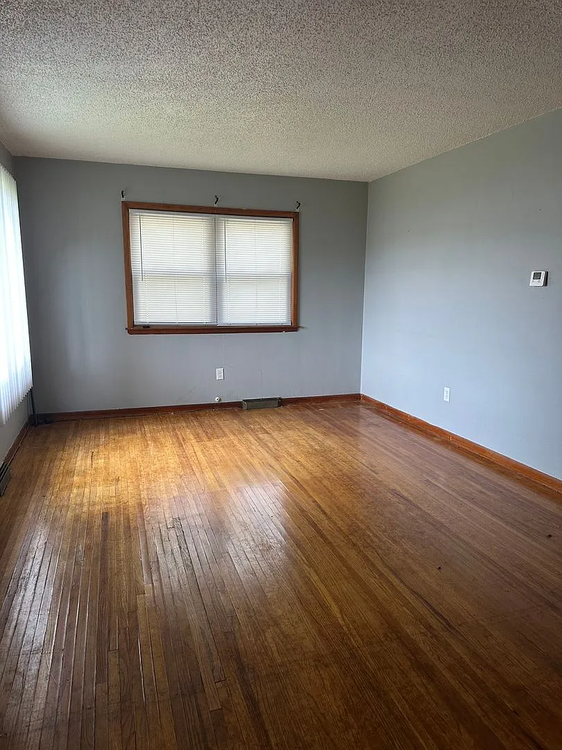 3 - 4 bedroom 1 1/2 Bath Single Family Home 302 Sherman Waterloo, IA — Photo 2