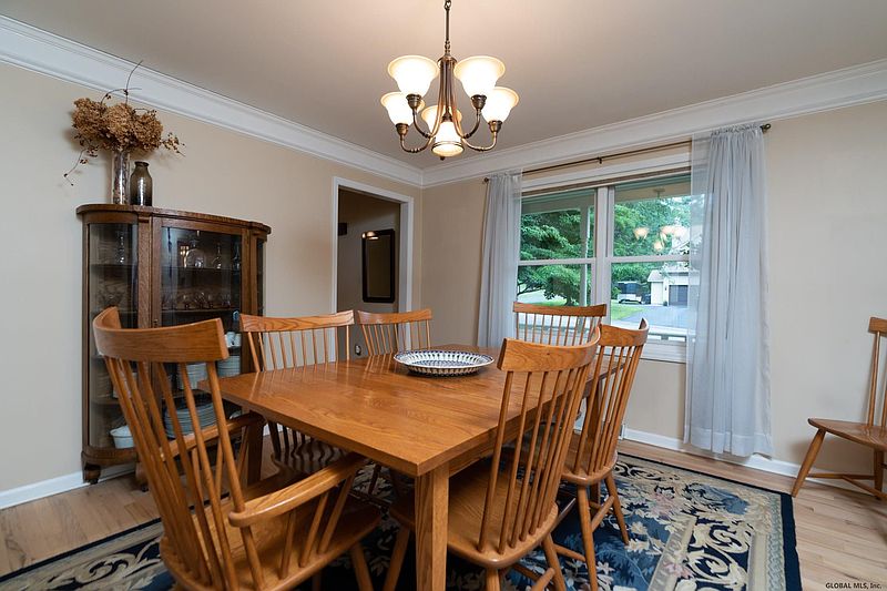 4th image of 40 OAK TREE Lane