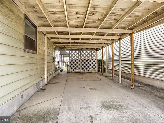 4th image of 636 Walnut St