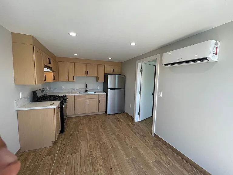 14700 Hubbard St — Photo 4