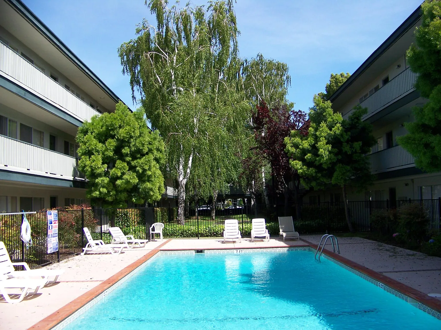 Del Medio Garden Apartments — Photo 2