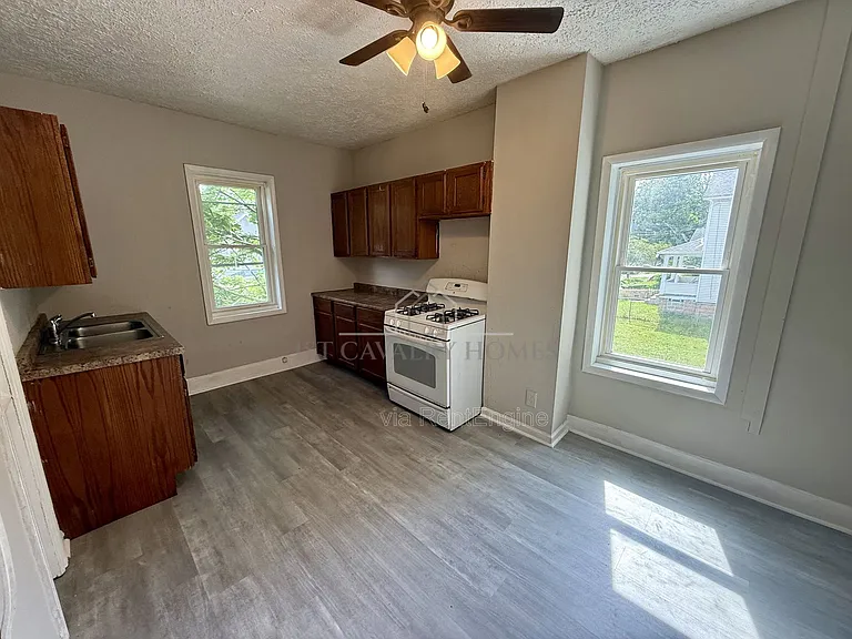 366 Buckingham St #2 — Photo 2